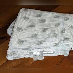 Set of 2 Muslin baby blankets swaddles